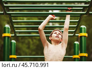 Teen exercise on the playground. Стоковое фото, фотограф Дмитрий Киселёв / Фотобанк Лори