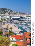 ertical coastal aerial photo of Cannes old town (2018 год). Редакционное фото, фотограф EugeneSergeev / Фотобанк Лори
