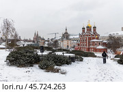 Moscow, Russia - December 13, 2020: Zaryadye landscape park in the center of Moscow. Редакционное фото, фотограф Ольга Сейфутдинова / Фотобанк Лори
