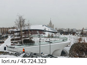 Moscow, Russia - December 13, 2020: Zaryadye landscape park in the center of Moscow. Редакционное фото, фотограф Ольга Сейфутдинова / Фотобанк Лори