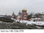 Moscow, Russia - December 13, 2020: Zaryadye landscape park in the center of Moscow. Редакционное фото, фотограф Ольга Сейфутдинова / Фотобанк Лори
