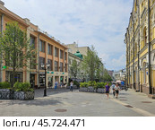 Kuznetsky Most Street in Moscow (2024 год). Редакционное фото, фотограф Саблин Станислав / Фотобанк Лори