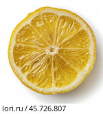 Juicy lemon slice showing refreshing pulp and rind. Стоковое AI-изображение, AI-художник Иван Рябоконь / Фотобанк Лори