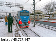 Электровоз ЭП2К-501 стоит у платформы Ленинградского вокзала. Первый рейс возрождённого пассажирского скоростного поезда «Аврора» из Москвы в Санкт-Петербург. Редакционное фото, фотограф Румянцева Наталия / Фотобанк Лори
