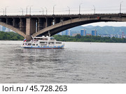 Теплоход "Куприян" на фоне Коммунального моста. Река Енисей. Город Красноярск (2024 год). Стоковое фото, фотограф Александр Тараканов / Фотобанк Лори