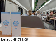 Обеденный зал в двухэтажном поезде. Меню на столе. Первый рейс с Ленинградского вокзала возрождённого пассажирского скоростного поезда «Аврора» из Москвы в Санкт-Петербург. Редакционное фото, фотограф Румянцева Наталия / Фотобанк Лори
