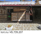 .Nesebar, Bulgaria. August 01, 2024.Old Nessebar.Local souvenir shop.Handmade wooden swords and axes. Редакционное фото, фотограф Мария Фетисова / Фотобанк Лори