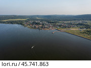 Южный Урал, Башкортостан, село Нугуш и плотина Нугушского водохранилища. Вид с воздуха. Southern Urals, Bashkortostan, the village of Nugush and the dam of the Nugush reservoir. Aerial view. (2024 год). Стоковое фото, фотограф Евгений Романов / Фотобанк Лори