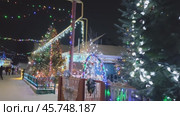 Новогодняя иллюминация на улице Закарпатская в Новосибирске / Festive winter street Zakarpatskaya in Novosibirsk Illuminated with christmas lights. Редакционное видео, видеограф Сергей Пристяжнюк (Serg Zastavkin) / Фотобанк Лори