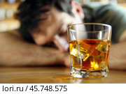 Young man sleeping at bar with alcoholic drink and ice. Стоковое AI-изображение, AI-художник Иван Рябоконь / Фотобанк Лори