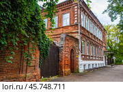 Двухэтажный, старый, кирпичный дом с декором (Усадьба Сырова в Богородске) (2024 год). Редакционное фото, фотограф Илья Старков / Фотобанк Лори