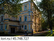 Угол старого дома с декором (доходный дом купчихи Е.И. Марковой в Богородске) (2024 год). Редакционное фото, фотограф Илья Старков / Фотобанк Лори