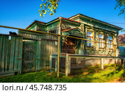 Деревенский дом с обилием резьбы (2024 год). Редакционное фото, фотограф Илья Старков / Фотобанк Лори