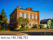 Старый, двухэтажный жилой дом (Дом Кубышкиных) (2024 год). Редакционное фото, фотограф Илья Старков / Фотобанк Лори