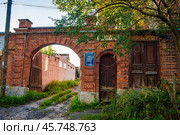 Старые, арочные, кирпичные ворота (при усадьба А.М. Солодовникова, Богородск) (2024 год). Редакционное фото, фотограф Илья Старков / Фотобанк Лори