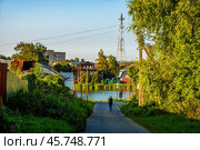 Дорога, ведущая к Кабацкому пруду в Богородске (2024 год). Редакционное фото, фотограф Илья Старков / Фотобанк Лори