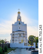 Street with lanterns and the silhouette of the medieval St. Odigitrievsky Cathedral with glare from the rays of the setting sun in Ulan-Ude, Buryatia, Russia (2024 год). Стоковое фото, фотограф Сергей Фролов / Фотобанк Лори
