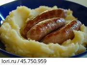Grilled Sausages, creamy mashed potatoes and fresh parsley. Savory fried sausages and garnish, lunch or dinner. Bratwurst Barbecue. Meat product. Catering. Traditional British dishes, bangers and mash. Стоковое AI-изображение, AI-художник Марина Демидюк / Фотобанк Лори