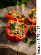 Запеченные фаршированные перцы на старом деревянном столе. Еда и продукты. Осенняя кухня. Малая глубина резкости. Стоковое фото, фотограф Андрей Пустякин / Фотобанк Лори