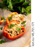 Запеченные фаршированные перцы на старом деревянном столе. Еда и продукты. Осенняя кухня. Малая глубина резкости. Стоковое фото, фотограф Андрей Пустякин / Фотобанк Лори