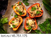 Запеченные фаршированные перцы на старом деревянном столе. Еда и продукты. Осенняя кухня. Малая глубина резкости. Стоковое фото, фотограф Андрей Пустякин / Фотобанк Лори
