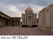 Samarkand, Uzbekistan, 01.04.2024: Mausoleum on the territory of the Hazrat Khizr mosque, where the first president of Uzbekistan Islam Karimov is buried. Редакционное фото, фотограф Ula Ulachka / Фотобанк Лори