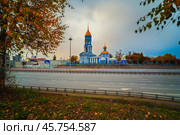 Церковь Владимирской иконы Божией Матери в Мытищах у дороги в зимнем пейзаже на закате. Редакционное фото, фотограф Пучков Андрей Александрович / Фотобанк Лори