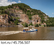 Южный Урал, Башкортостан, Нугушское водохранилище: прогулочные суда у скал в месте слияния рек Нугуш и Урюк. Вид с воздуха. Southern Urals, Bashkortostan, Nugush reservoir: pleasure crafts near the cliffs at the confluence of the Nugush and Uryuk rivers. Aerial view. (2024 год). Редакционное фото, фотограф Евгений Романов / Фотобанк Лори
