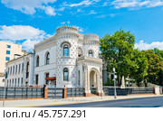 Особняк Арсения Морозова (ныне Дом приёмов Правительства РФ, ранее Дом дружбы с народами зарубежных стран). Парадный вход со стороны улицы Воздвиженка. Лето. Москва. Россия (2024 год). Редакционное фото, фотограф E. O. / Фотобанк Лори