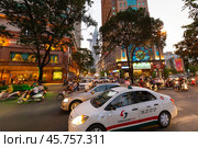 Evening traffic in Ho Chi Minh City, Vietnam (2015 год). Редакционное фото, фотограф Александр Подшивалов / Фотобанк Лори