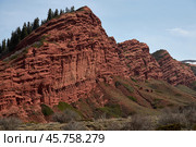 Red rocks sandstone cliff, gorge Jety-Oguz. Popular touristic location, travel. Стоковое фото, фотограф Екатерина Якименко / Фотобанк Лори