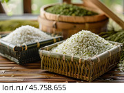 Aromatic long grain rice sits in bamboo baskets, showcasing the essence of a plentiful harvest. Стоковое AI-изображение, AI-художник Иван Рябоконь / Фотобанк Лори
