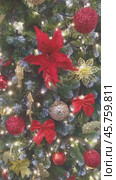 Новогодние елочные игрушки - золотые шары на елке. Beautiful Christmas-tree decorations. Стоковое видео, видеограф Татьяна Д / Фотобанк Лори