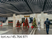 Новогоднее оформление верхнего вестибюля эскалаторной галереи станции метро «Воробьёвы горы». Эскалаторная галерея на Воробьёвых горах. Город Москва. Редакционное фото, фотограф Румянцева Наталия / Фотобанк Лори