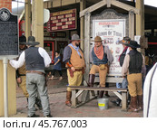 Люди в костюмах Дикого Запада. Форт-Уорт, Техас (2019 год). Редакционное фото, фотограф Владимир Шипикин / Фотобанк Лори