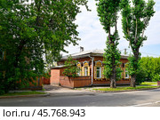 Город Иркутск. Одноэтажный деревянный дом. Улица Фридриха Энгельса, дома 35 (2024 год). Стоковое фото, фотограф Александр Тараканов / Фотобанк Лори