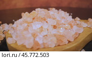 Himalayan pink salt in a wooden is used to flavor food. Due mainly to marketing costs, pink Himalayan salt is up to twenty times more expensive than table or sea salt. Loop video. Стоковое видео, видеограф Андрей Армягов / Фотобанк Лори