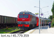 Тепловоз ТЭП70БС-322 с электропоездом ЭС2 "Ласточка" прибывают на станцию Сортавала, Карелия (2019 год). Редакционное фото, фотограф Алексей Иванов / Фотобанк Лори