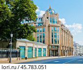 Улица Воздвиженка, дом 10. Летний день. Москва (2024 год). Редакционное фото, фотограф E. O. / Фотобанк Лори