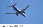 MOSCOW , RUSSIA, June 10, 2019: The Commercial passenger airplane flying overhead on sunny day on June 10, 2019 in Moscow, Russia. Стоковое фото, фотограф Фотограф / Фотобанк Лори