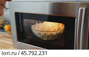 Popcorn popping in microwave oven, from kernels to popped corn. Стоковое видео, видеограф Данил Руденко / Фотобанк Лори