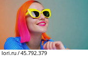 Fashion model with dyed hair and yellow sunglasses posing. Стоковое видео, видеограф Данил Руденко / Фотобанк Лори