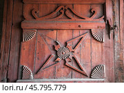 Декор старой деревянной двери, при входе с улицы. Астрахань. Стоковое фото, фотограф Павел Просянов / Фотобанк Лори