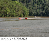 Южный Урал, Башкортостан, прогулочный катер на реке Нугуш. Southern Urals, Bashkortostan, pleasure boat on the Nugush River. (2024 год). Редакционное фото, фотограф Евгений Романов / Фотобанк Лори