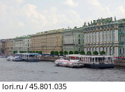 Пристани в Петербурге на реке Неве вдоль Дворцовой набережной (2019 год). Редакционное фото, фотограф Алексей Иванов / Фотобанк Лори