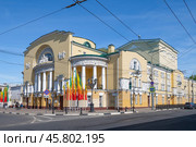 Здание старинного театра имени Федора Волкова солнечным майским днем. Ярославль (2024 год). Редакционное фото, фотограф Виктор Карасев / Фотобанк Лори