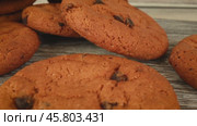 Oatmeal cookies with chocolate close-up. Стоковое видео, видеограф Андрей Армягов / Фотобанк Лори