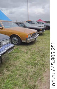 Various vintage cars are standing in a row. Редакционное видео, видеограф Sergey Kohl / Фотобанк Лори