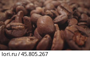 Сoffee beans are falling close-up. Стоковое видео, видеограф Андрей Армягов / Фотобанк Лори