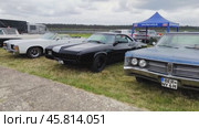 Various vintage cars are standing in a row. Редакционное видео, видеограф Sergey Kohl / Фотобанк Лори